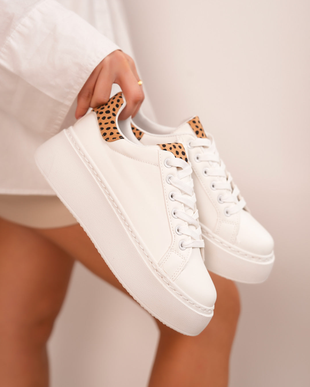 Basket femme blanche avec détail léopard – Une touche sauvage et élégante