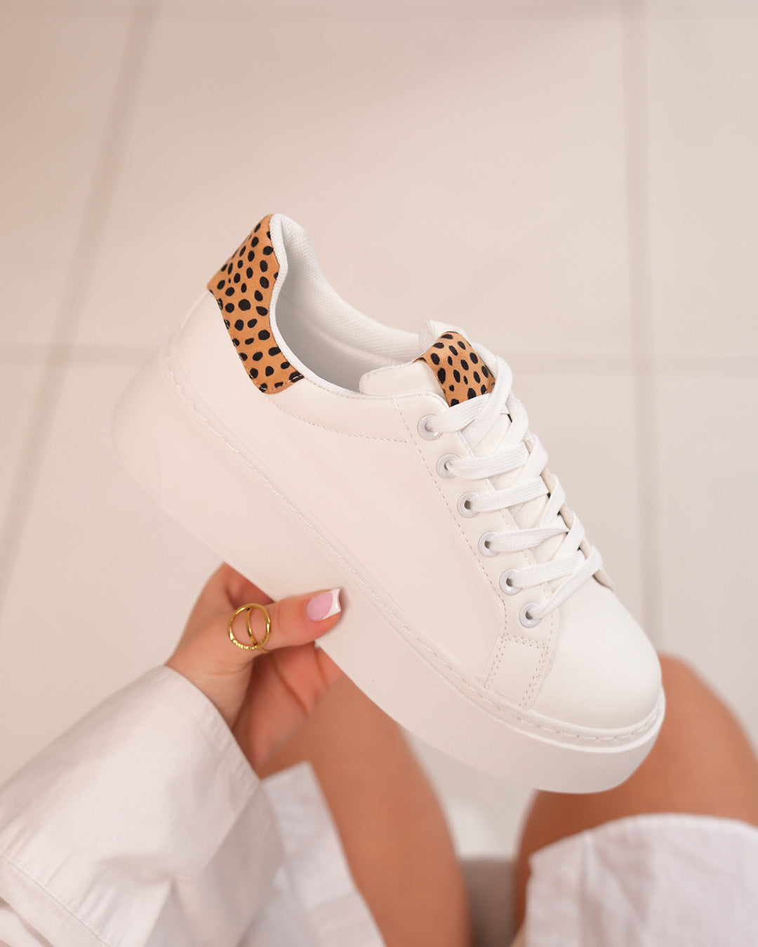 Basket femme blanche avec détail léopard – Une touche sauvage et élégante