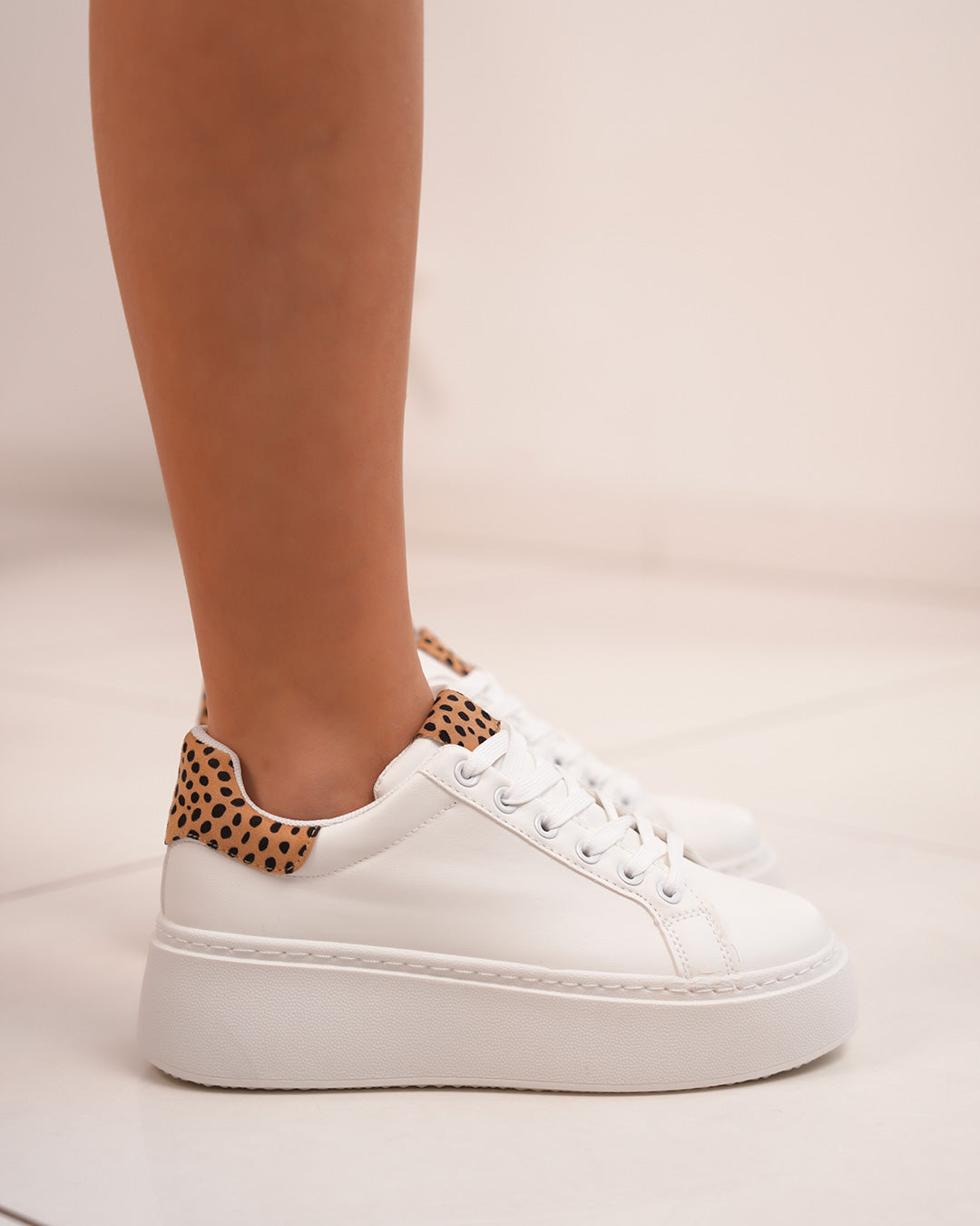 Basket femme blanche avec détail léopard – Une touche sauvage et élégante