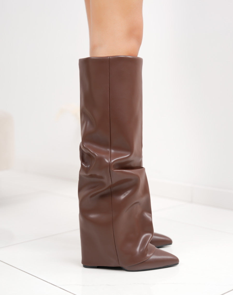 Bottes femme marron à effet plissé bout pointu et talon haut intérieur fourré