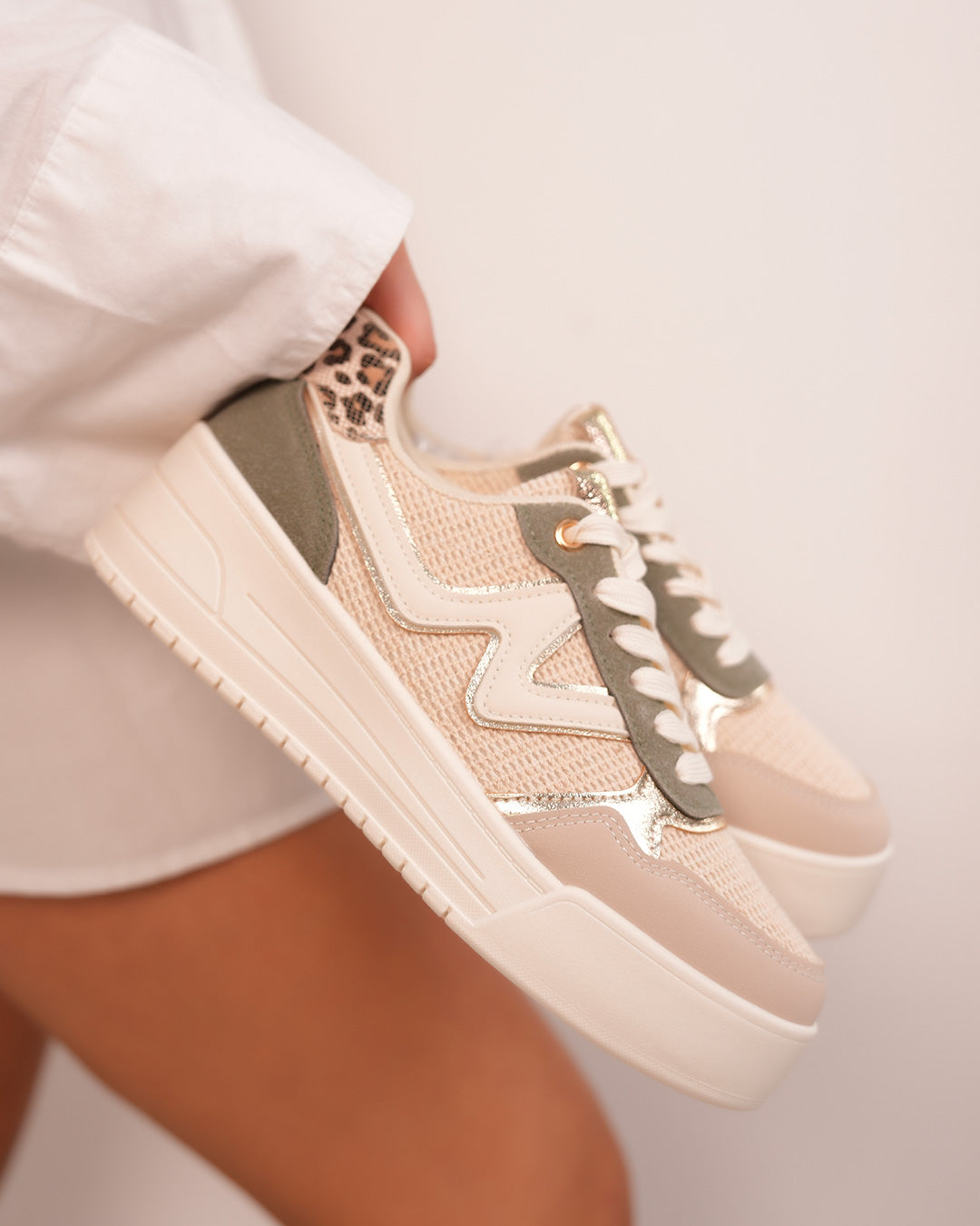 Basket Femme Beige et Vert avec Détails Dorés et Léopard