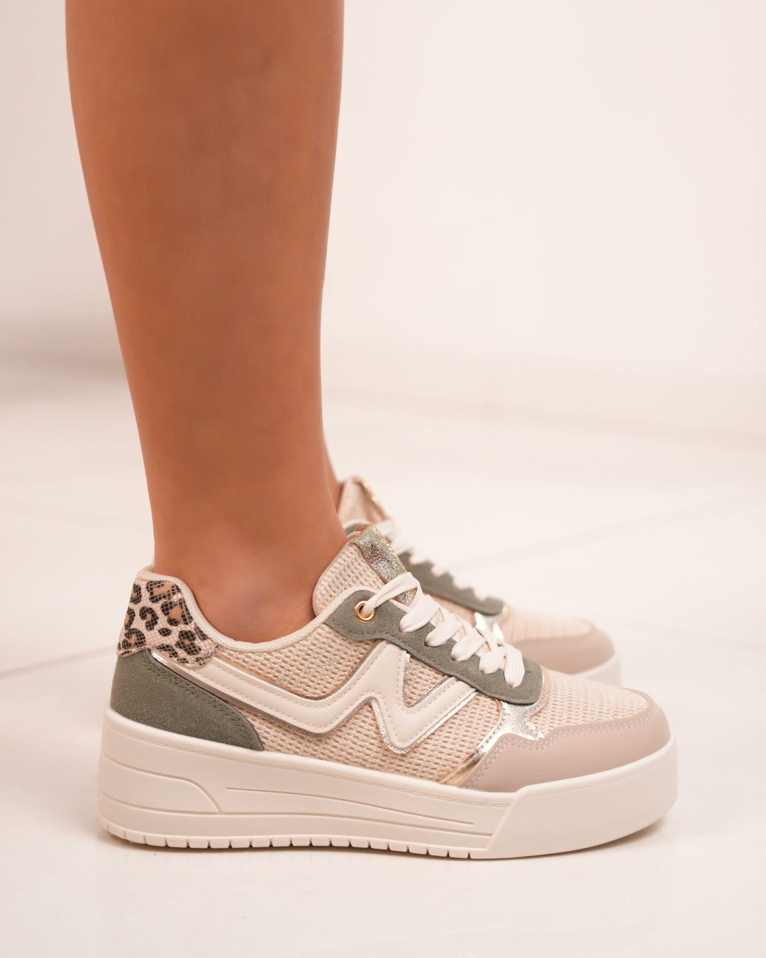 Basket Femme Beige et Vert avec Détails Dorés et Léopard