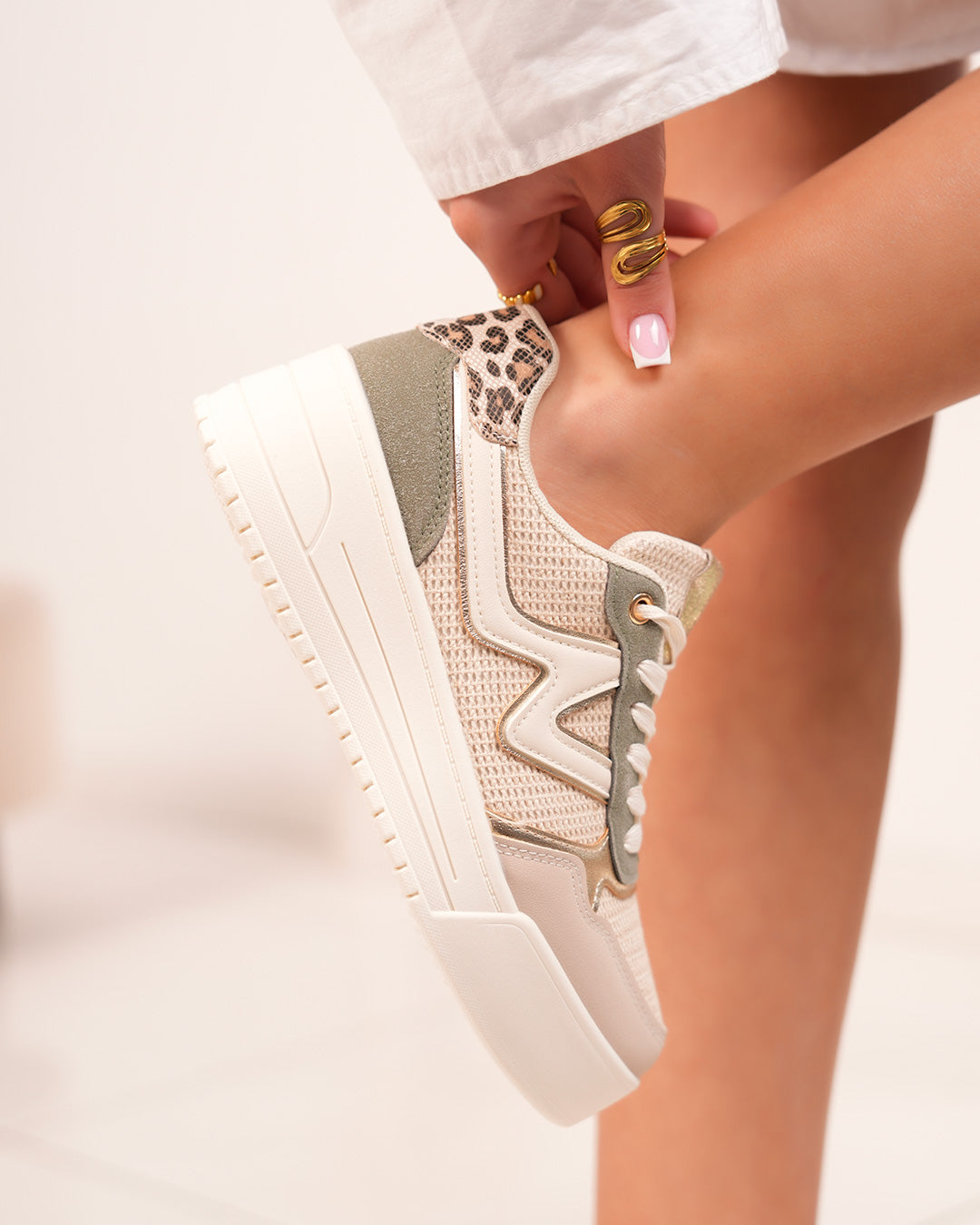 Basket Femme Beige et Vert avec Détails Dorés et Léopard