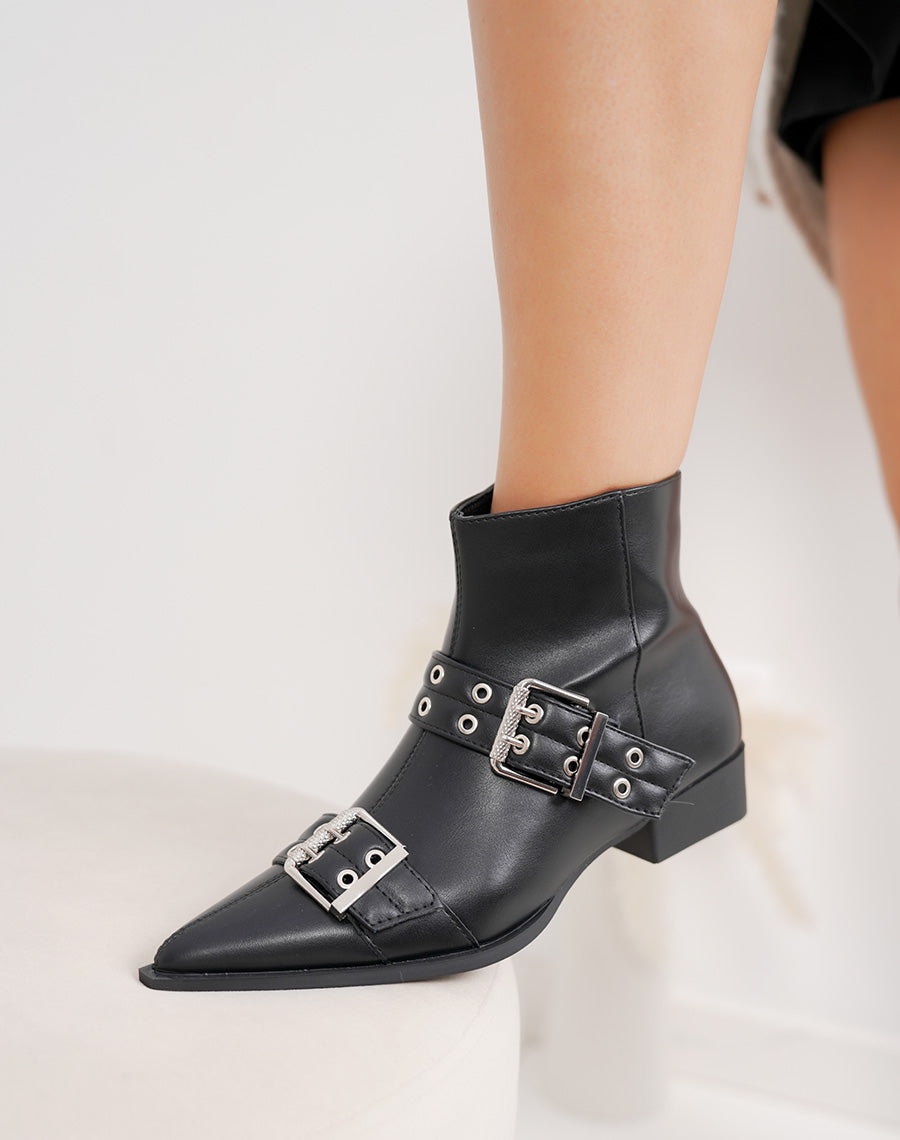 Bottines basses noires à bout pointu avec double lanière argentée intérieur fourré