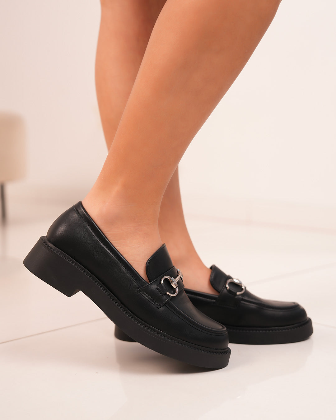 Mocassin Femme Noir Élégant avec Bijou Argenté