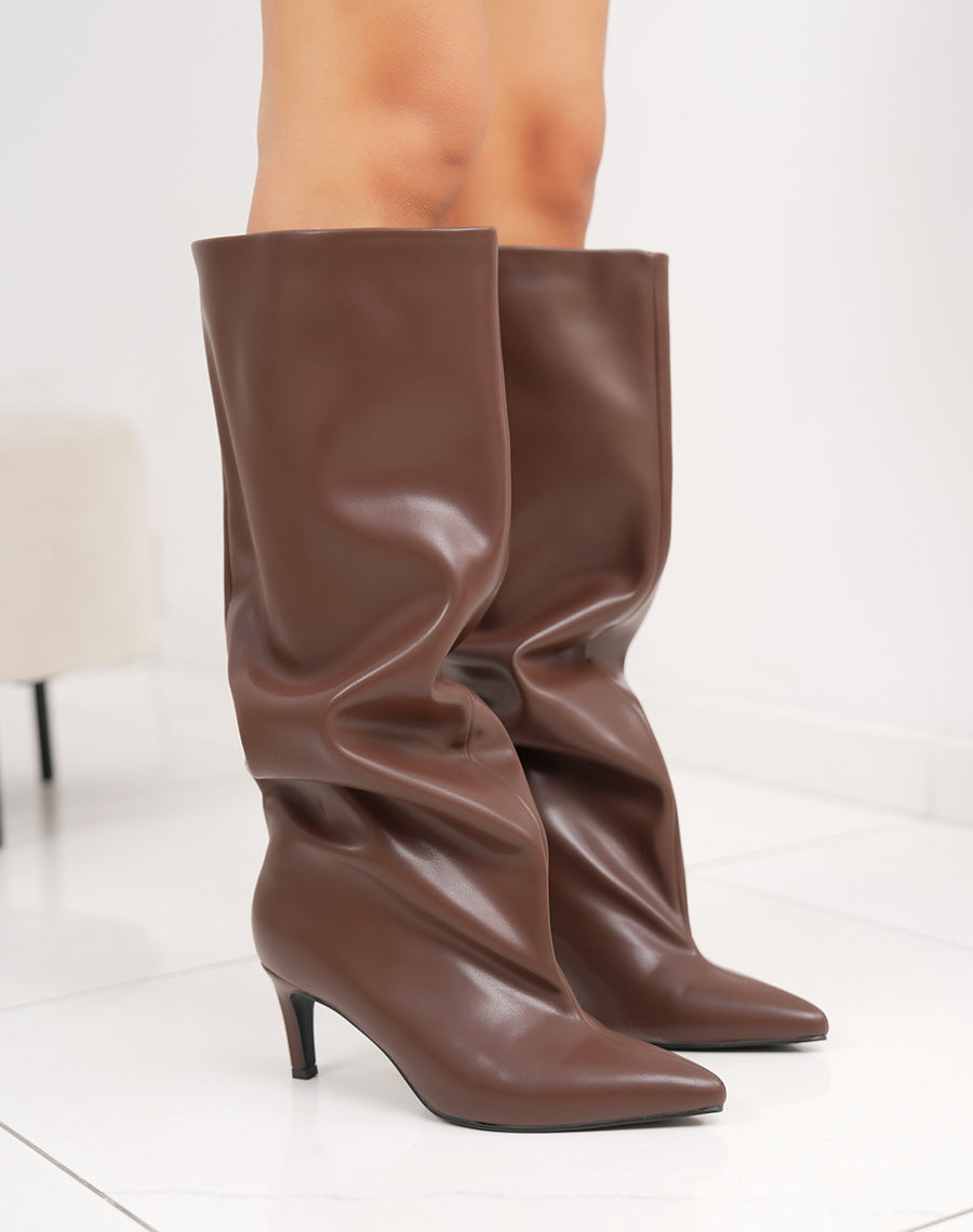 Bottes marrons à talon aiguille et bout pointu avec tige large