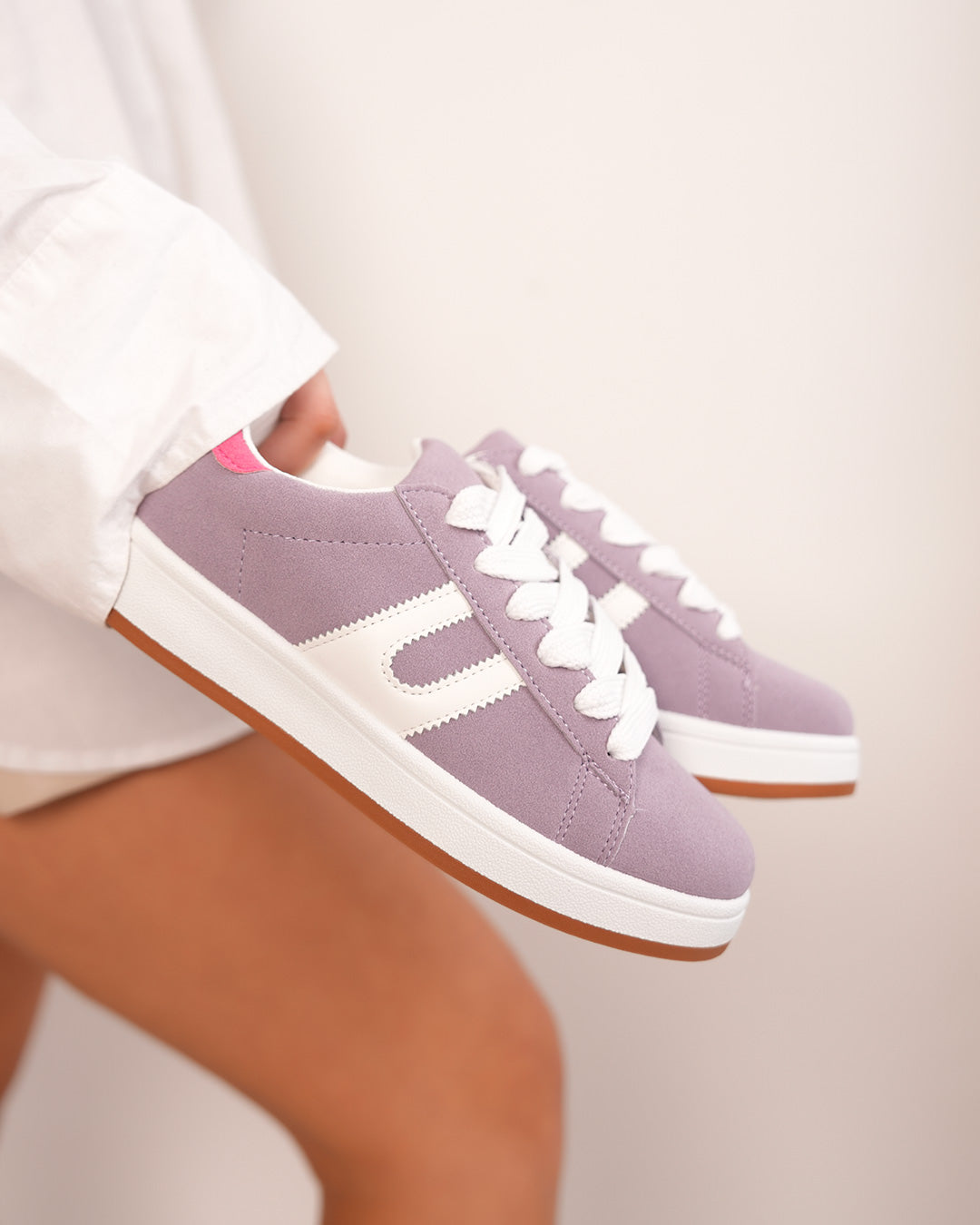 Basket femme en suédine mauve avec détails blancs et rose