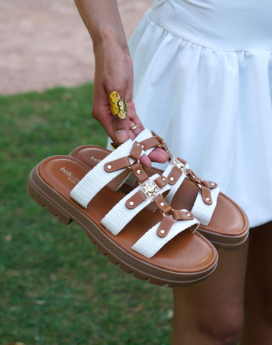 Mules FINDLAY femme effet tissé blanc à triple brides camel avec clous dorés et bijou soleil, semelle crantée