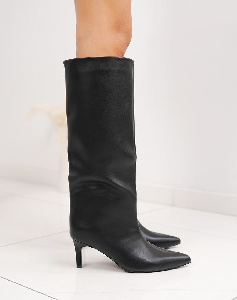 Bottes noires à talon aiguille et bout pointu