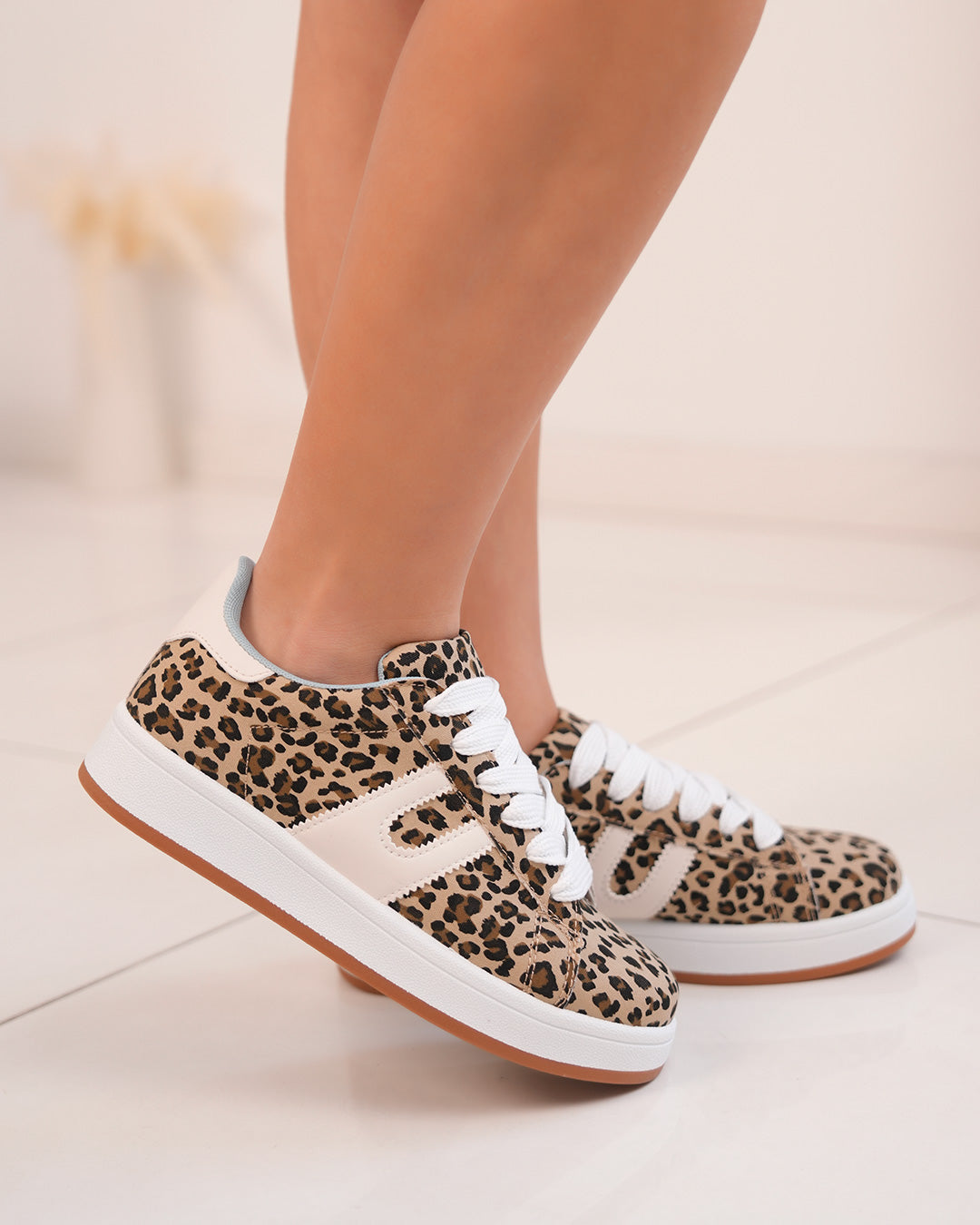 Basket femme à motif léopard avec détails blancs et intérieur bleu ciel