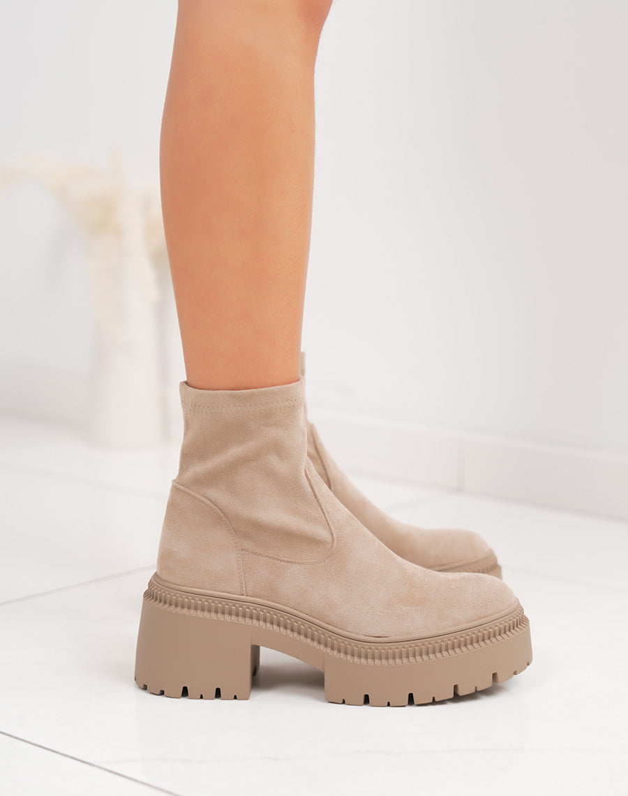 Bottines beiges en suédine à plateforme et semelle crantée