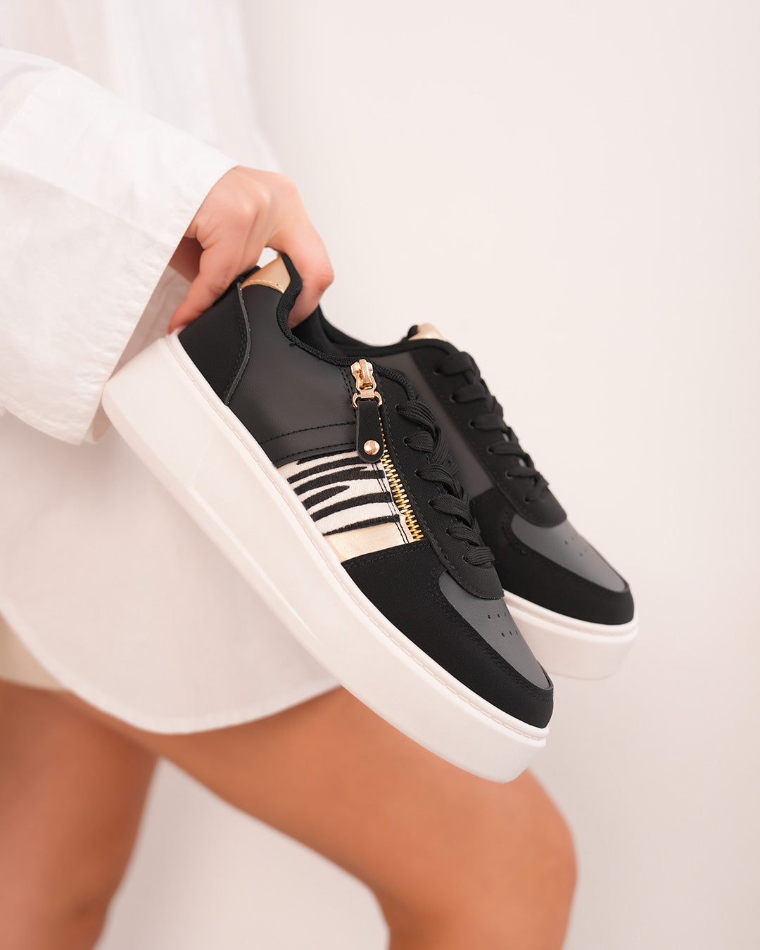 Basket femme noire avec fermeture éclair et motif zébré doré