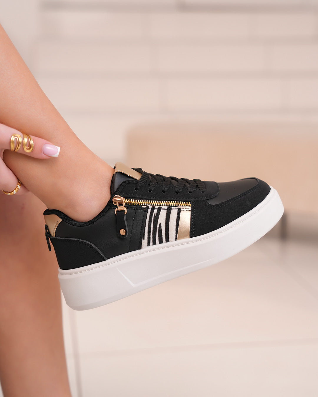 Basket femme noire avec fermeture éclair et motif zébré doré