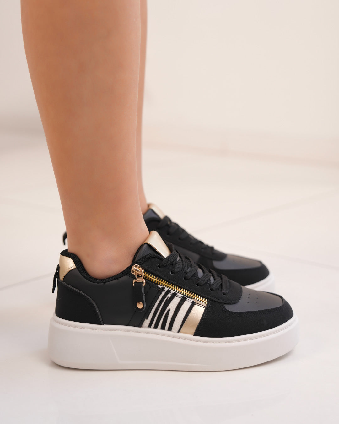 Basket femme noire avec fermeture éclair et motif zébré doré