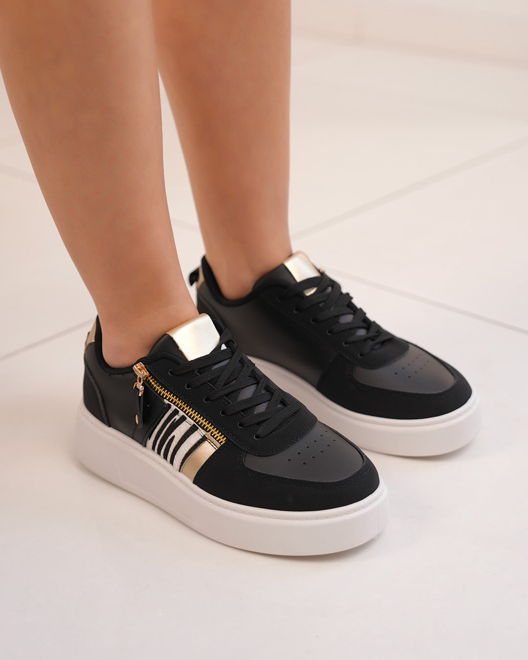 Basket femme noire avec fermeture éclair et motif zébré doré