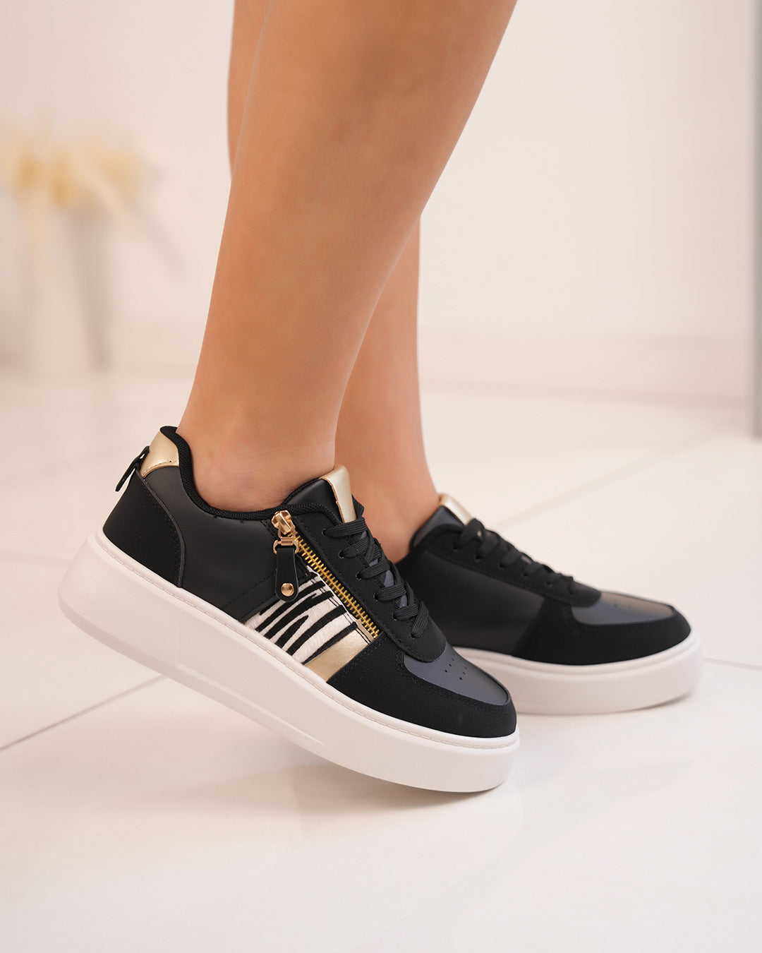 Basket femme noire avec fermeture éclair et motif zébré doré