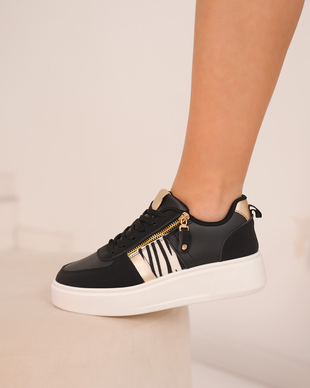 Basket femme noire avec fermeture éclair et motif zébré doré