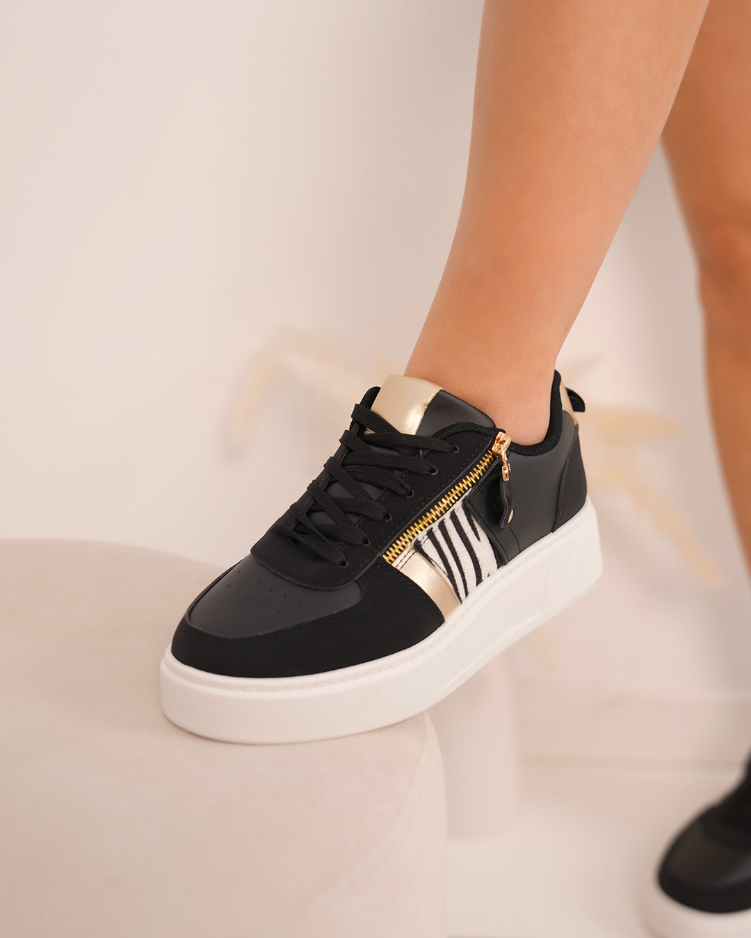 Basket femme noire avec fermeture éclair et motif zébré doré