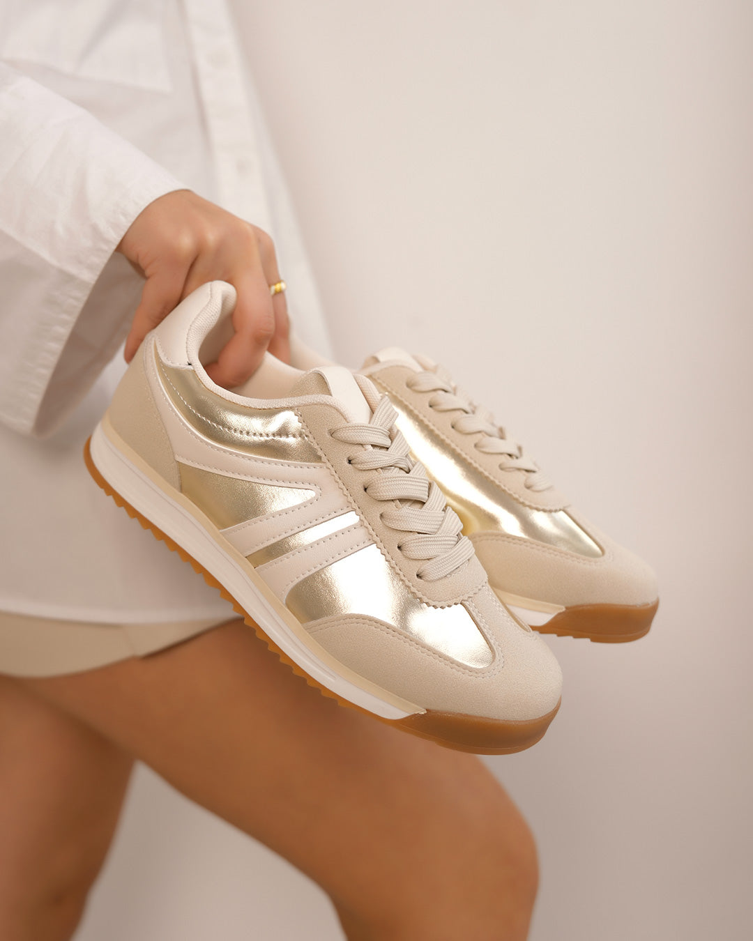 Basket femme beige avec empiècement doré et semelle crantée