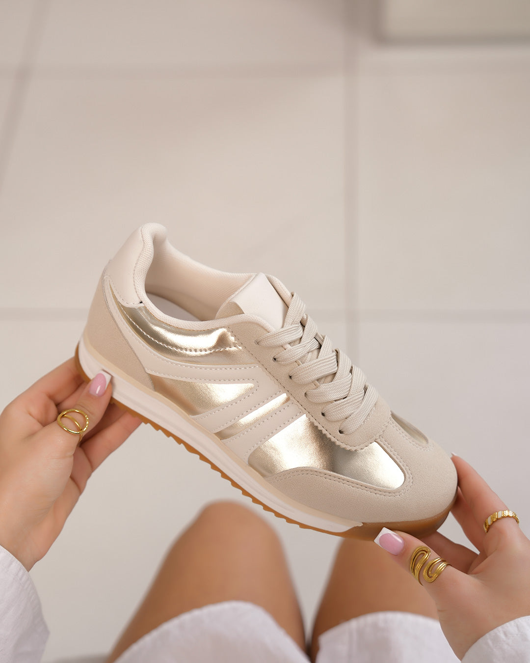 Basket femme beige avec empiècement doré et semelle crantée