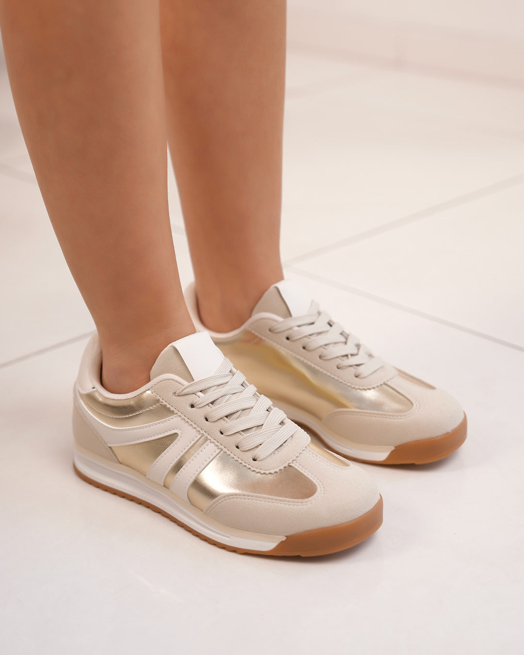 Basket femme beige avec empiècement doré et semelle crantée