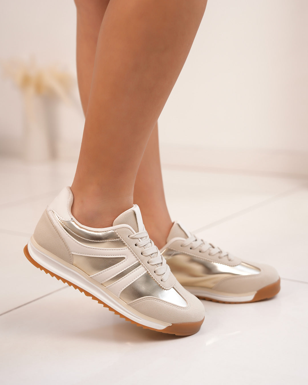 Basket femme beige avec empiècement doré et semelle crantée
