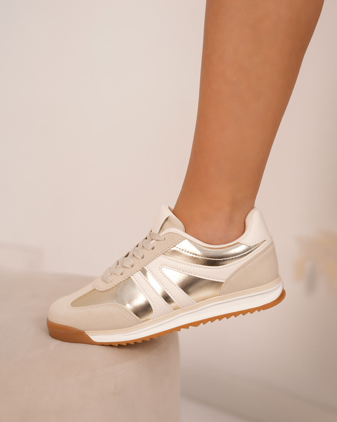 Basket femme beige avec empiècement doré et semelle crantée