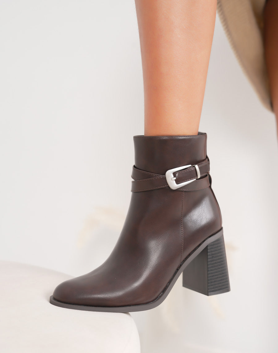 Bottines marron à sangle boucle argentée et talon haut épais