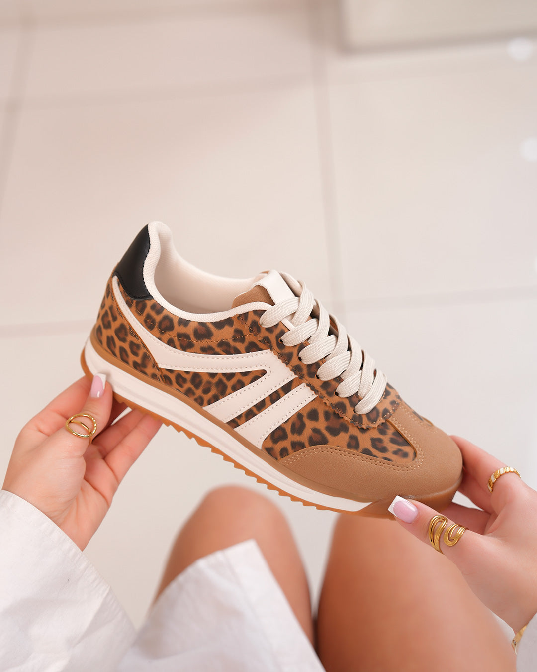 Basket femme marron à imprimé léopard et bandes blanches