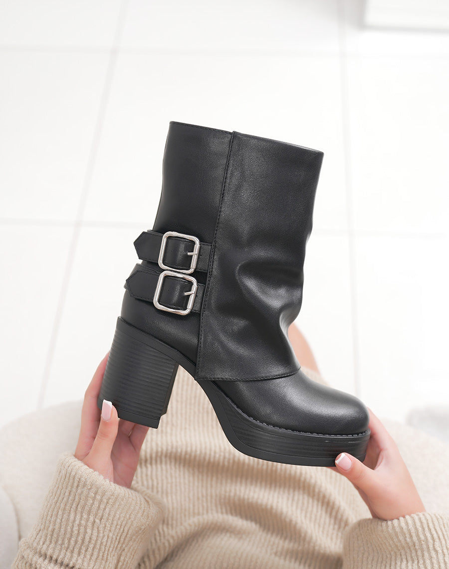 Bottines noires à revers et doubles boucles argentées avec talon carré