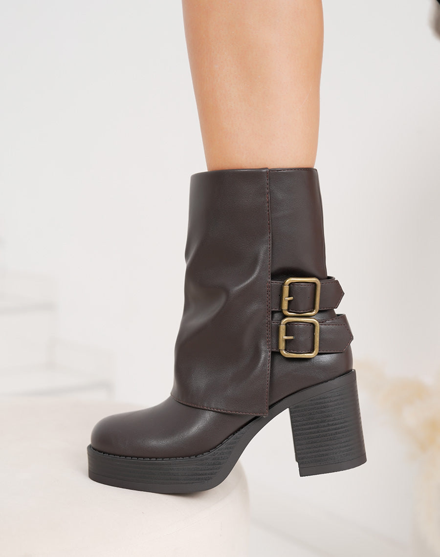 Bottines marron à revers et doubles boucles dorées avec talon carré