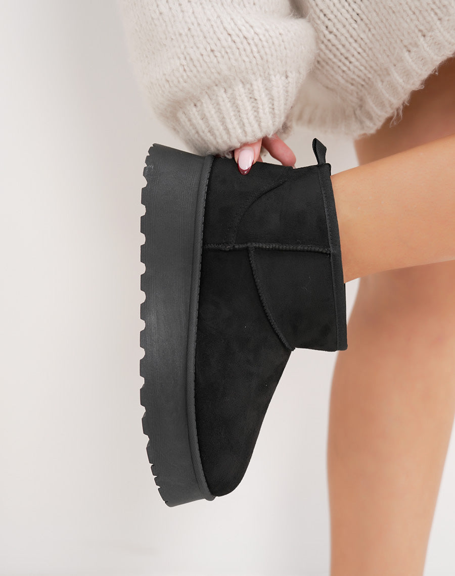 Bottines basses noires en suédine à plateforme fourrées