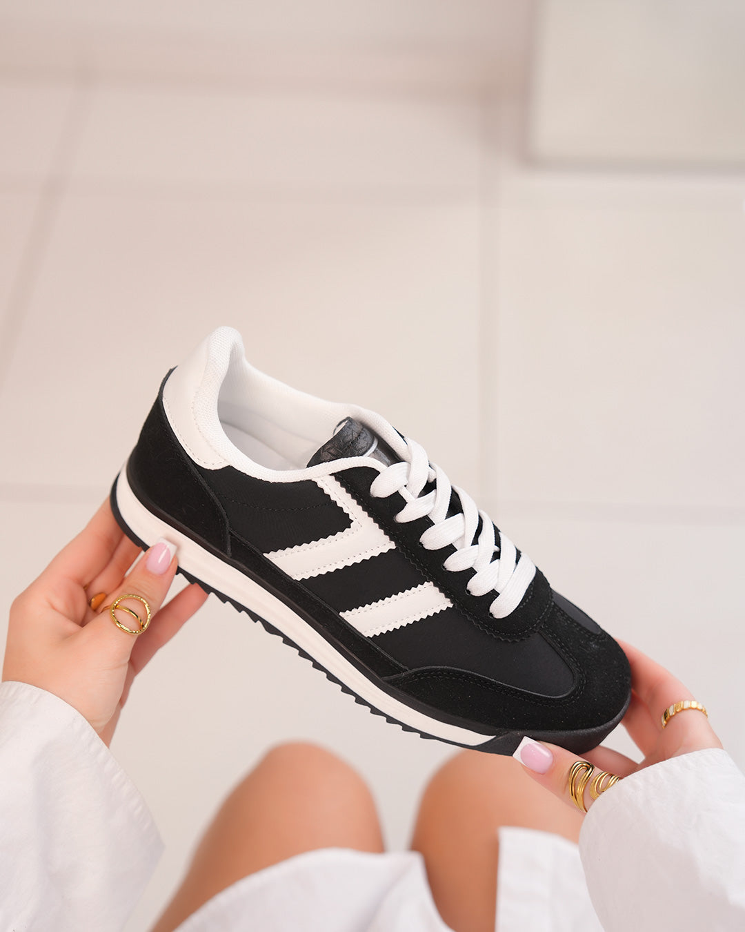 Basket femme noire et blanche avec rayures latérales