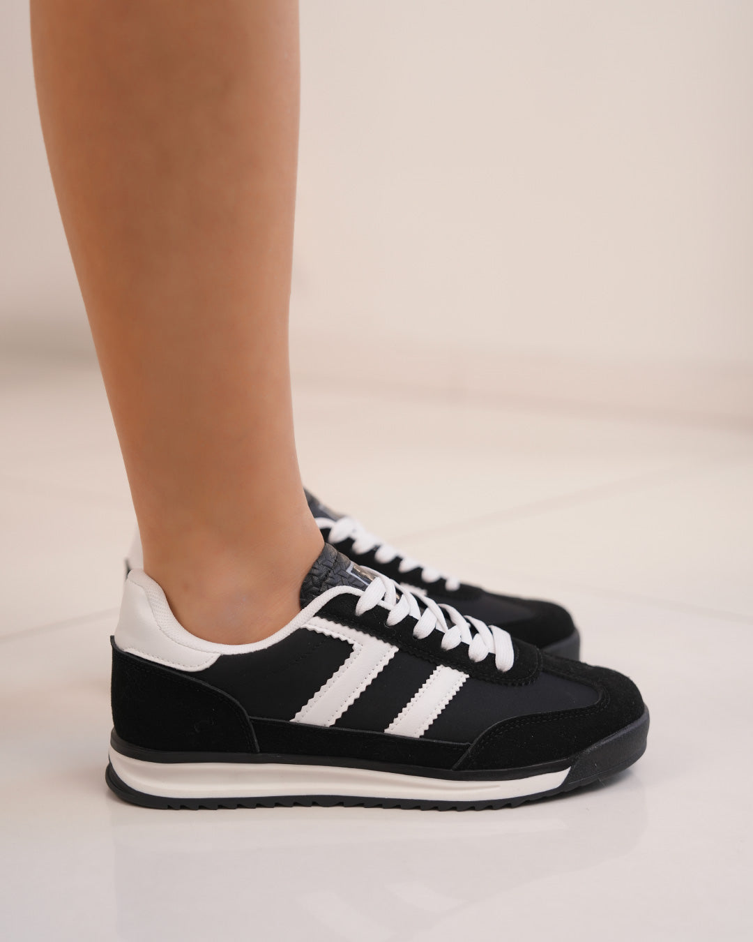 Basket femme noire et blanche avec rayures latérales