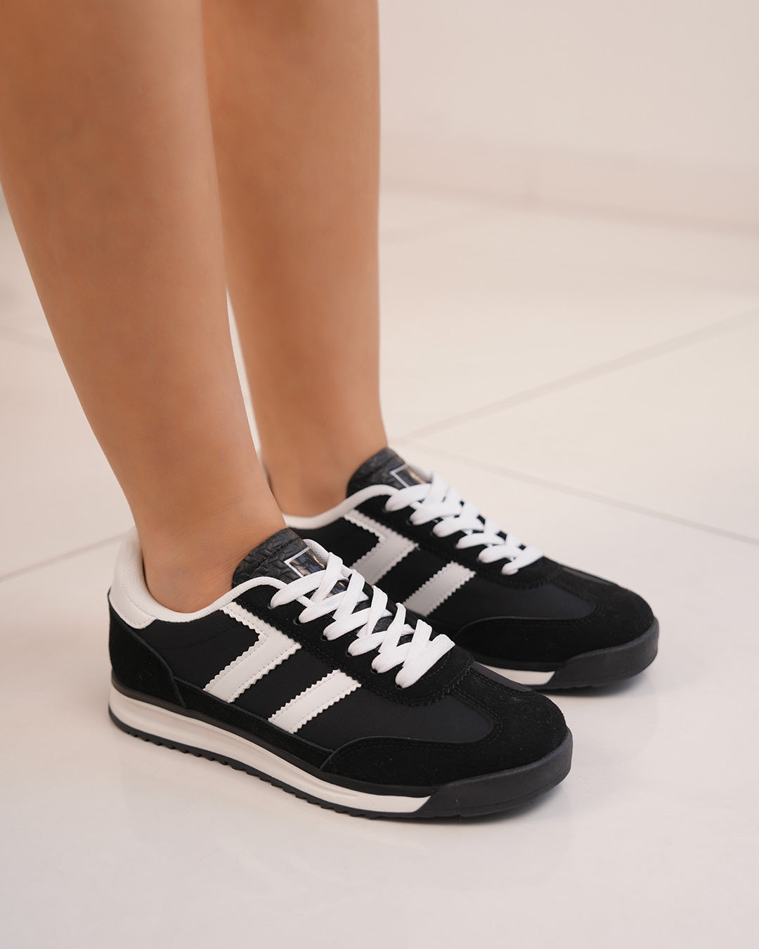 Basket femme noire et blanche avec rayures latérales