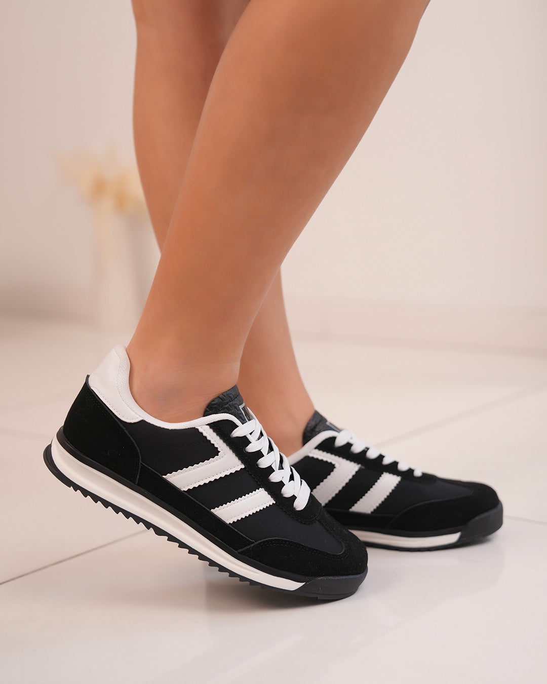 Basket femme noire et blanche avec rayures latérales