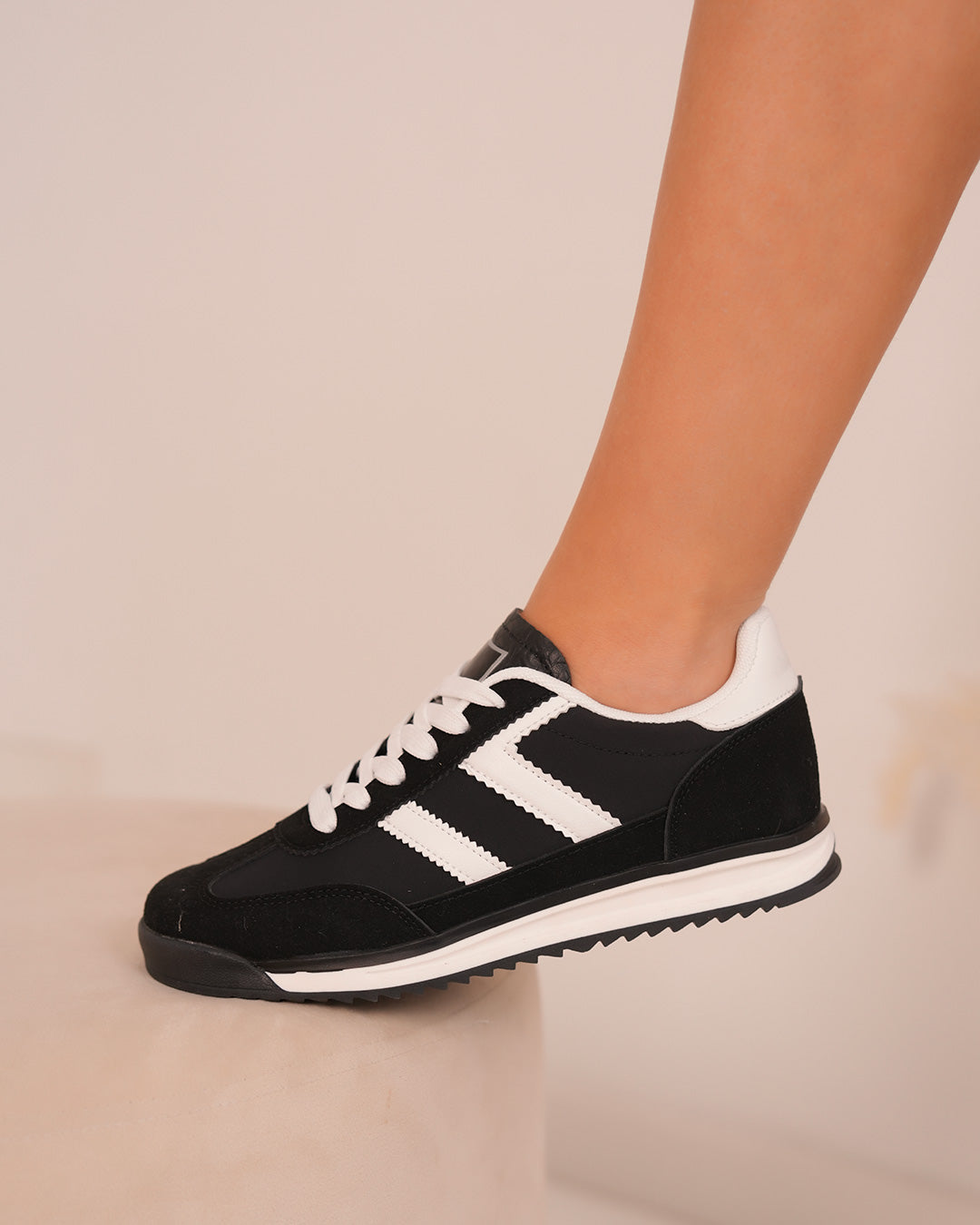 Basket femme noire et blanche avec rayures latérales