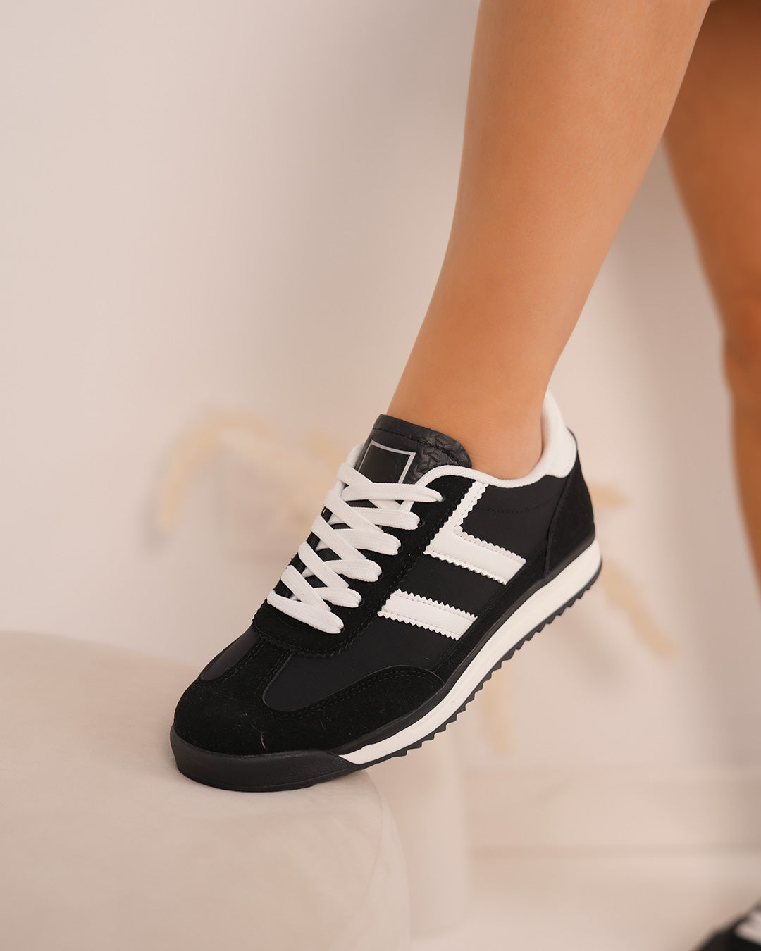 Basket femme noire et blanche avec rayures latérales