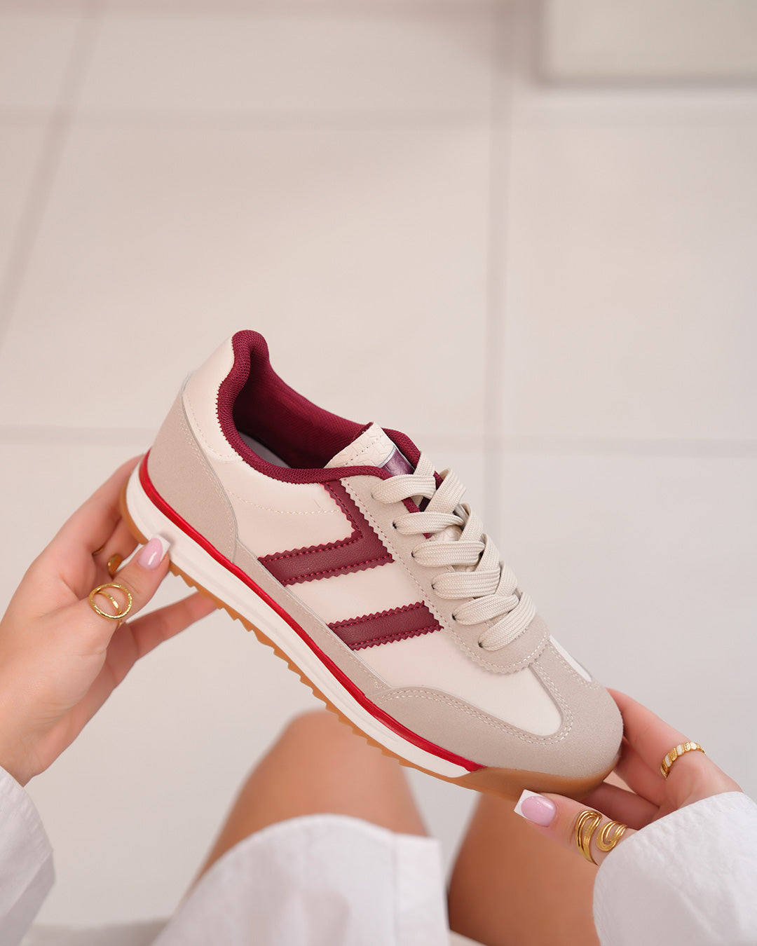 Basket femme beige et bordeaux avec rayures latérales
