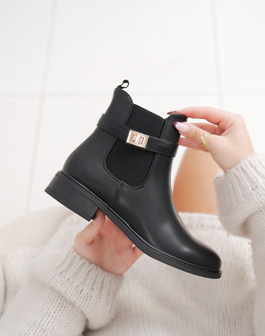 Bottines noires chelsea avec boucle dorée décorative