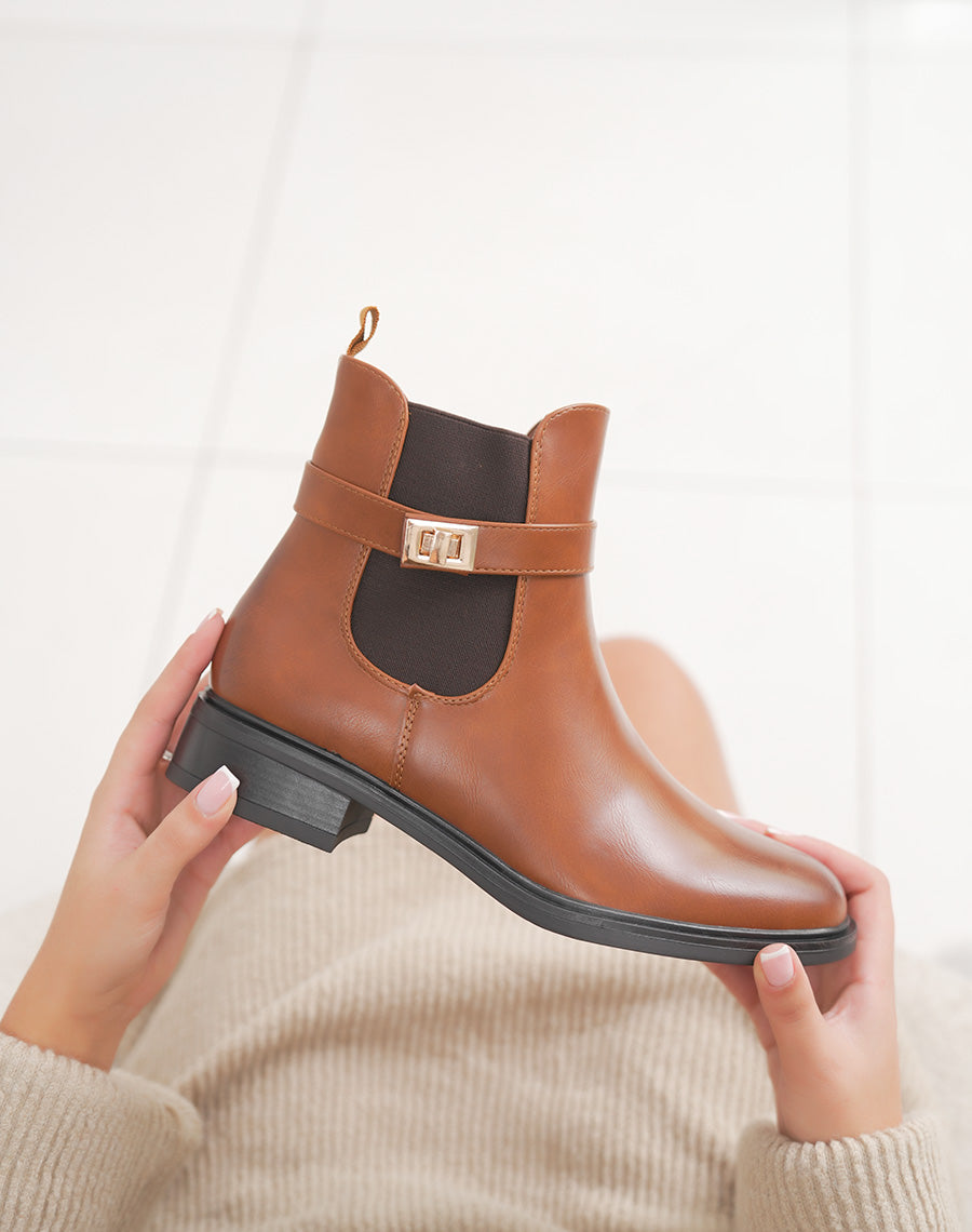 Bottines camel chelsea avec boucle dorée décorative