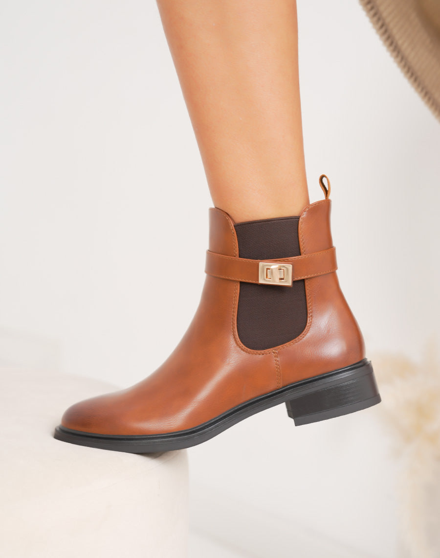 Bottines camel chelsea avec boucle dorée décorative