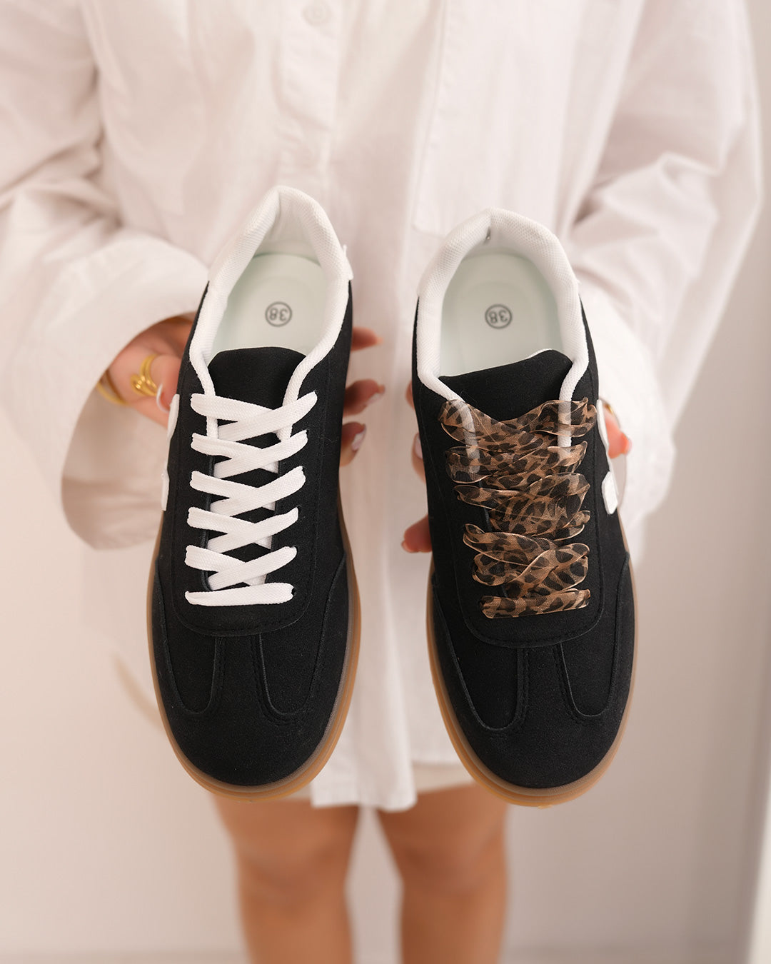 Basket femme noire en suédine avec détails blancs et semelle marron