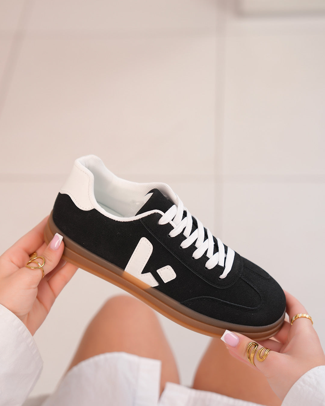 Basket femme noire en suédine avec détails blancs et semelle marron