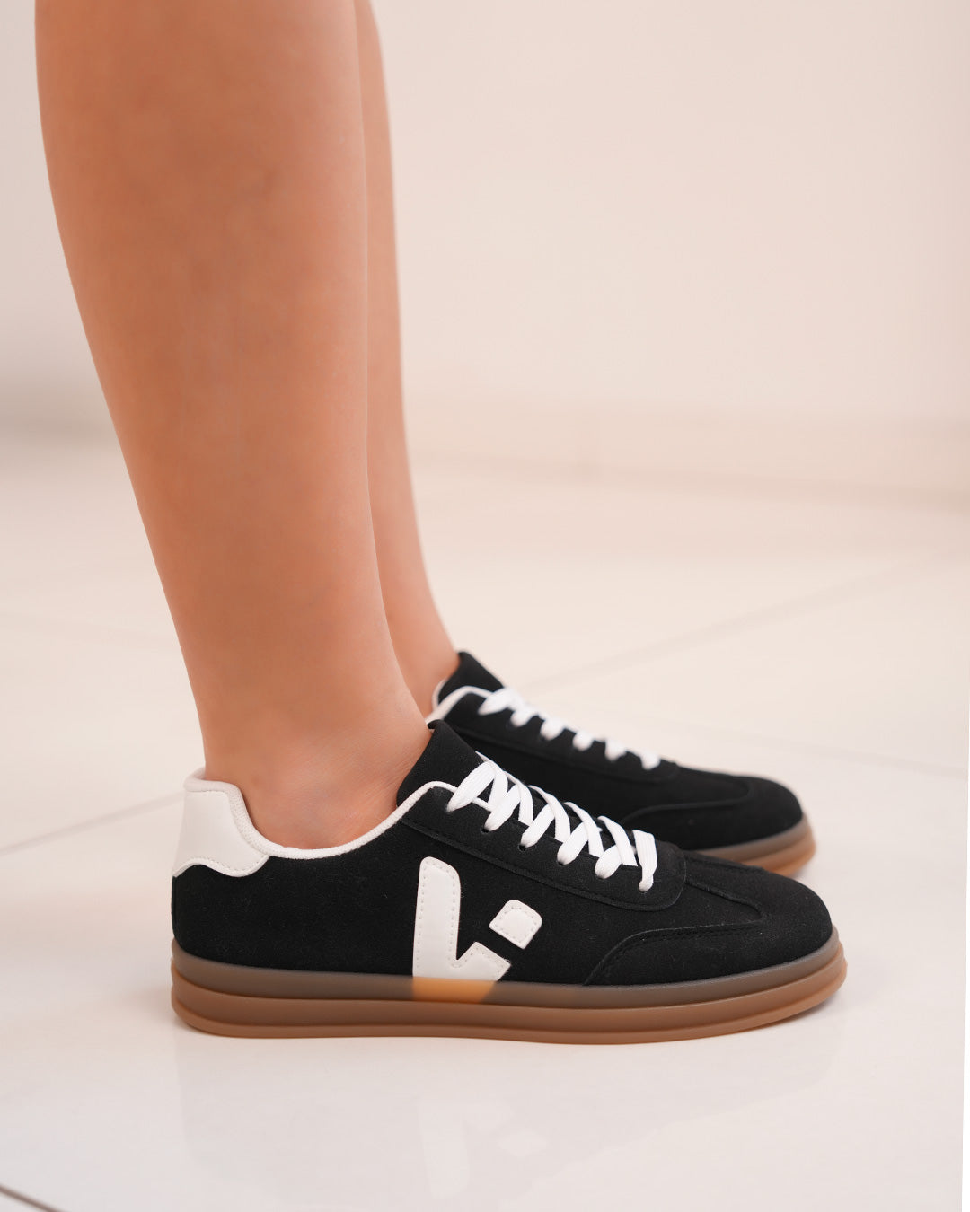 Basket femme noire en suédine avec détails blancs et semelle marron