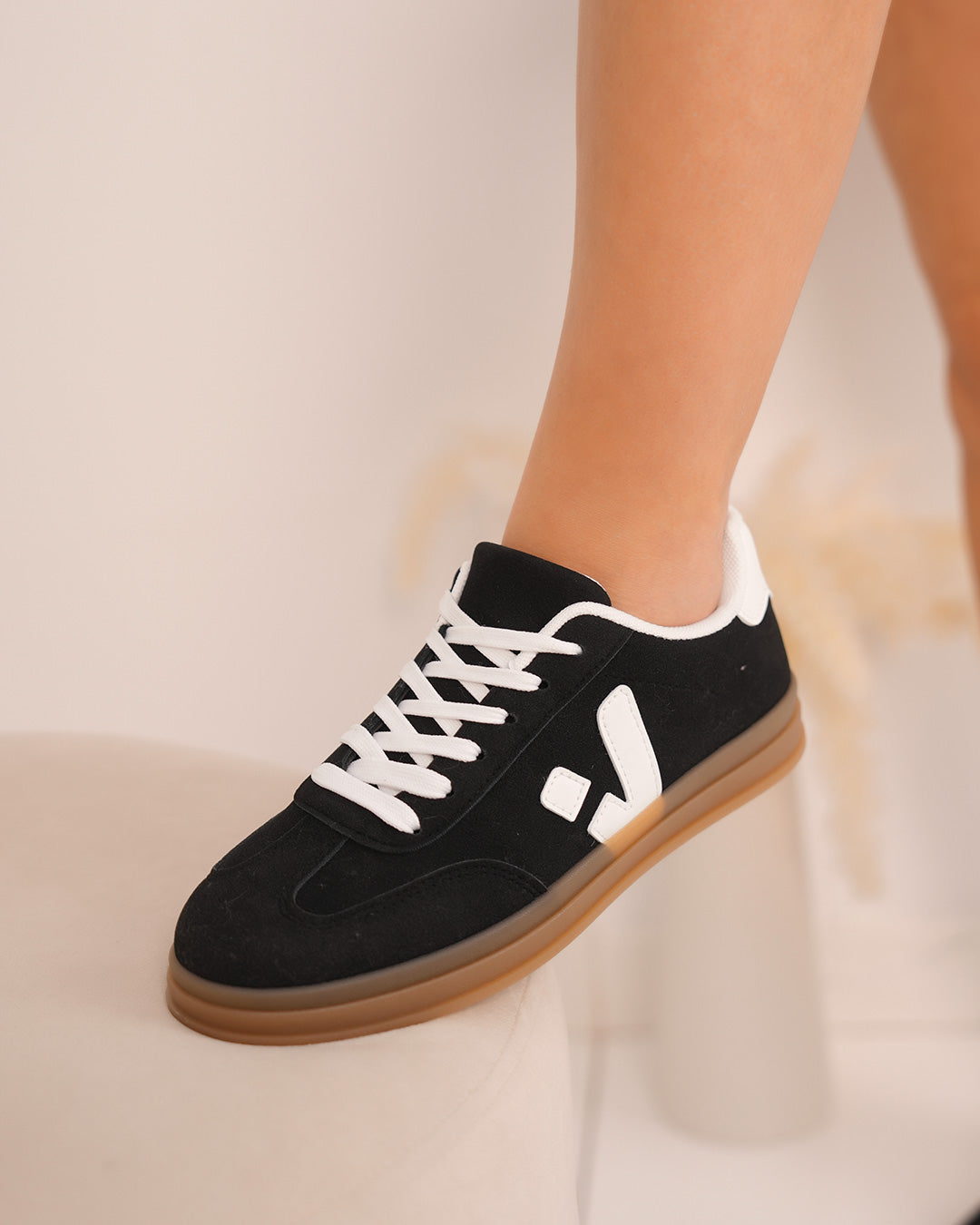 Basket femme noire en suédine avec détails blancs et semelle marron