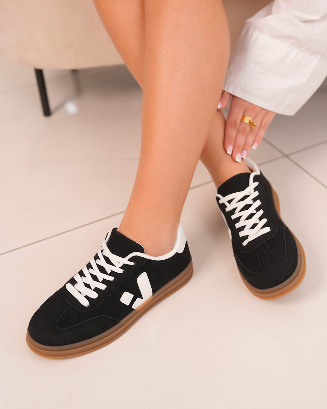 Basket femme noire en suédine avec détails blancs et semelle marron