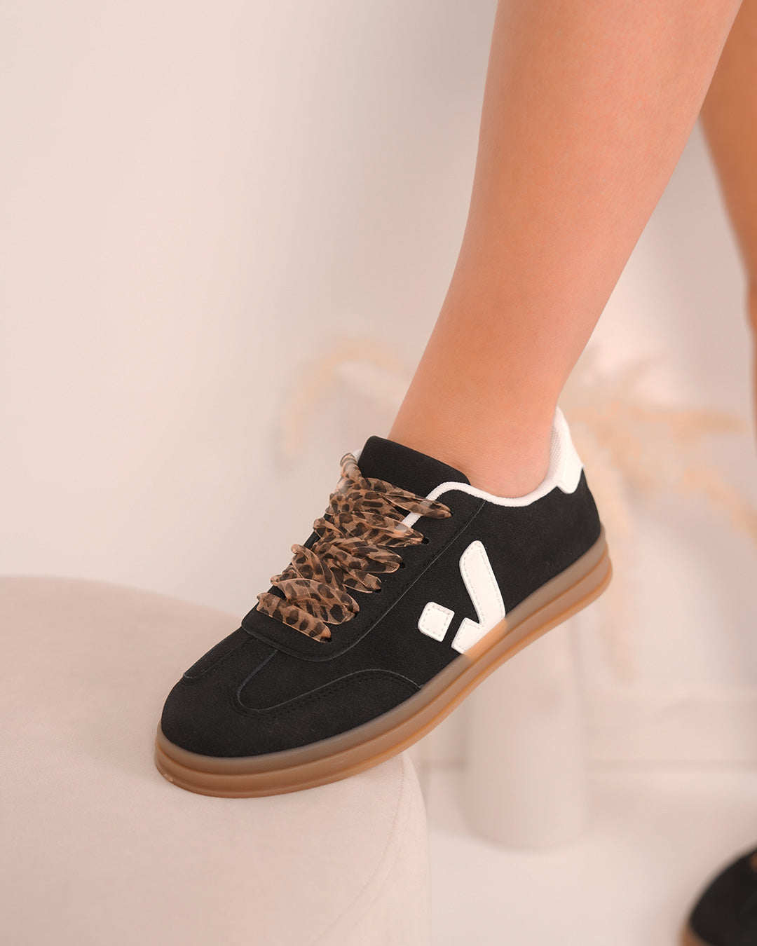 Basket femme noire en suédine avec détails blancs et semelle marron