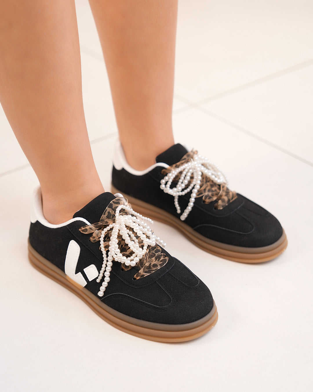 Basket femme noire en suédine avec détails blancs et semelle marron