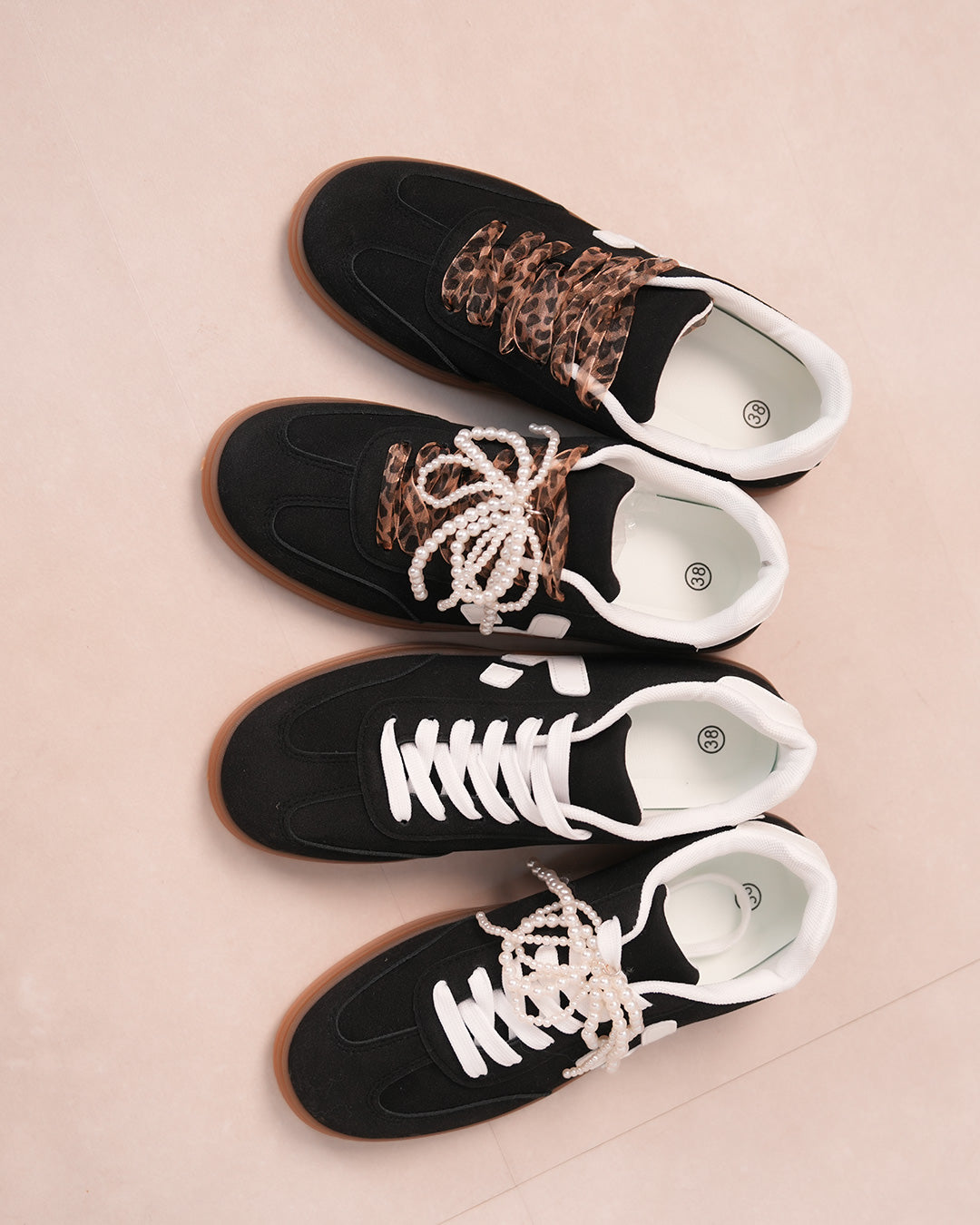 Basket femme noire en suédine avec détails blancs et semelle marron